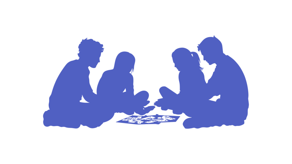 משתתפים בסדנה משחקים ולומדים על כסף